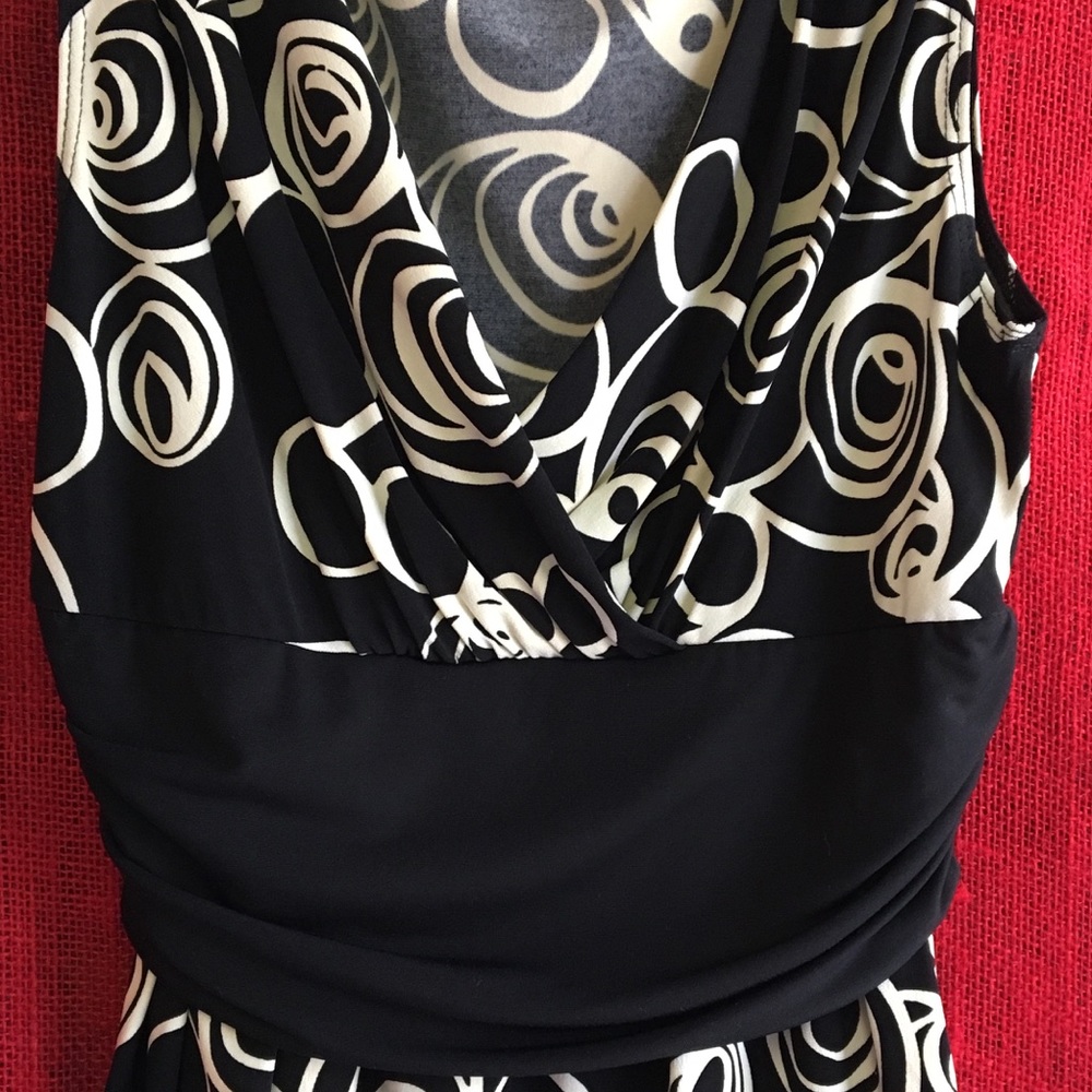 Black and White Sleeveless V neck top